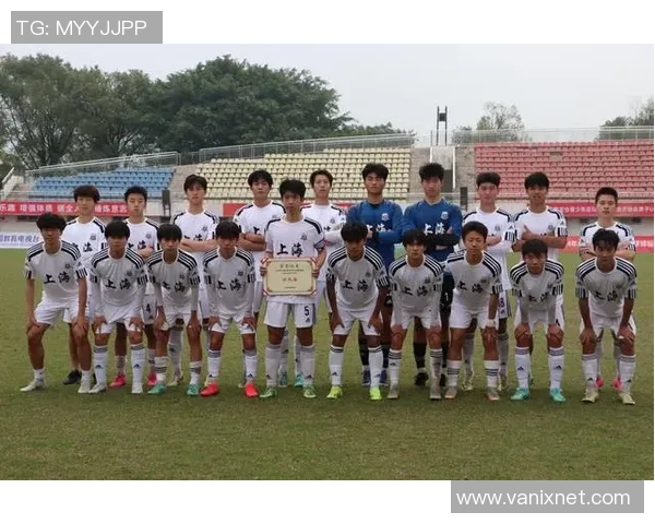 赛后复盘：上海足球队与重庆足球队的团队协作与战术分析探讨